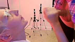 Пишкай върху сладкото й лице с духане и сперма