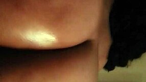 En esta escena POV aficionada ebony muestra su culo jugoso grande