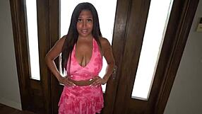 Tvoja debela eks punca se sonči ob bazenu