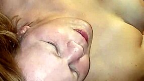 Plăcintă în gât cu pula în gura ei la deepthroat