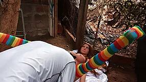 Latina dildo in vriendins kut in het openbaar – stout of geil?