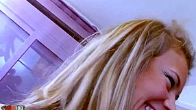 Yatakta Lydie güzel Fransız kızla anal sikme, amını parmaklıyor ve mükemmel vücudunu mastürbasyon yapıyor