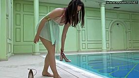 Babe berenang bawah air paling panas Lizi Vogue