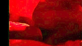 Helloweenski hudič in angel jahata pošastne kurce z nihajočimi velikimi joškami