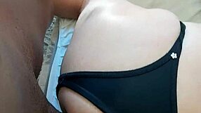 Ochranka z nákupáku šuká prdelku nadržené transky v bareback análu