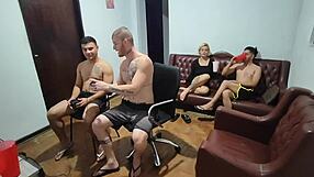 Amigos foram jogar video game e acabou em sexo e putaria