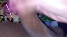 Travesti batendo punheta e gozando