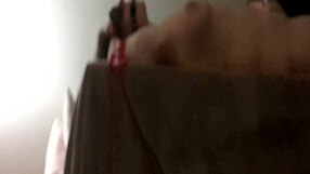 Hišna sužnja dobi vezavo, oral in igro z dildom