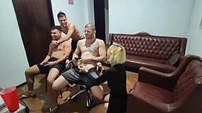 Amigos foram jogar video game e acabou em sexo e putaria