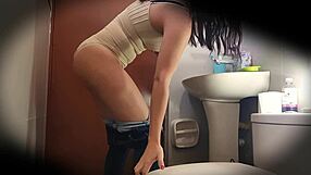 camara escondida en el ba�o de universitaria colombina culona