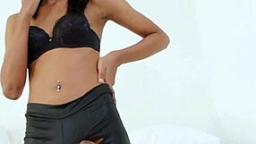 i'm slim shemale modnoy dildoing my asshole passionately