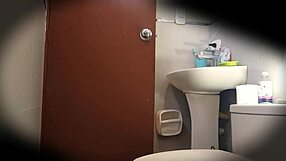 camara escondida en el ba�o de universitaria colombina culona