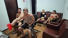 Amigos foram jogar video game e acabou em sexo e putaria