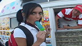 Upskirt tease met slipje voor de ijsman van achter