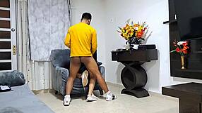 Stiefzus krijgt billenkoek en harde neuk in douche van geil dik amateurg stel