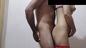 Prvič z deviško desi punco, tako seksi in atletske v kopalnici.