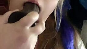 Η Kandy Kane δείχνει τα γεμάτα βυζιά της σε deepthroat πίπα