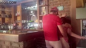 Brune milf se fait baiser en levrette avec doigter