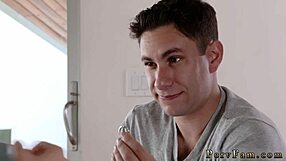 Neukt deze milf echt haar zakenmaatjes stiefdochter met toys?