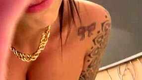 rabuda gostosa tirando seus shortinhos de academia socados na bunda