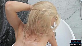 Καταπληκτικά μεγάλα στήθια ξανθιά MILF γδύνεται σε όνειρο ραντεβού! Ρούχα σχισμένα!