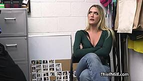 Make-up dievende MILF hard gepakt na stripsearch