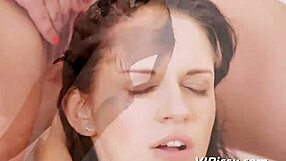 Lesbiene pofticioase de pipi schimbă dușuri aurii și squirt în orgasm