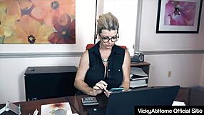 i'm vicky vette, masturabtin at the offce for my boss, oh god it's so hot