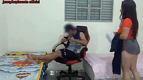 Puolisisko vaihtaa vaatteita lähelläni ja lopuksi naidan hänet gamer-tuolissa 😏