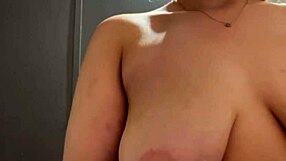 Fed BBW laver public deepthroat og squirting med brystvorteklemmer udendørs