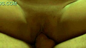 לאנה ויולט מסז'יסטית אסייתית מלטפת זין ענק עם כוס מגולחת