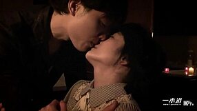 Japonec Yuri Hidaka uživa v prvem ljubezenskem seansu s svečkami v sobi z fantom