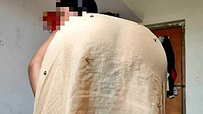 Mătușă indiană fierbinte face pipi pentru băiat virgin în roleplay close-up, țâțe pizdă mari