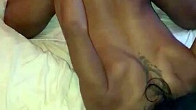 Latinska transseksualka v preoblačilni obleki jebe z velikim kurcem in dildom