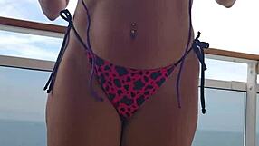 Probándome bikinis en el balcón del crucero en brasil