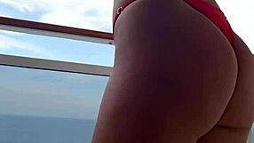 Probándome bikinis en el balcón del crucero en brasil