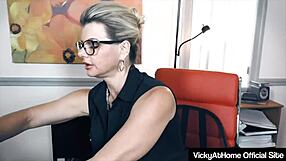 i'm vicky vette, masturabtin at the offce for my boss, oh god it's so hot