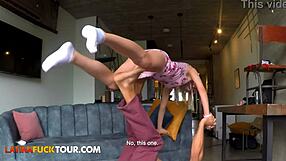 Malá blondínka baba berie môcu na railovanie obrovským kohútom ako šampiónka