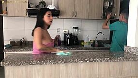 madrastra de enorme culo es follada mientras hace los quehaceres del hogar emily fox en español