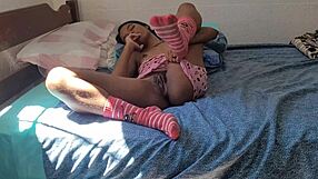 Novinha Acorda Cheia De Tesão E Masturba