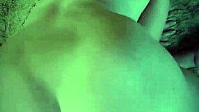 Loira novinha ganha surpresa de aniversário com gozada interna dura e pauzão socando buceta apertada na festa