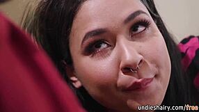 Vroča 18+ brunette sesa ogromen kurac in pogoltne, potem ga jebe na trdo