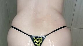 Pasando aceite en el cuerpo delicioso de latina milf bailando