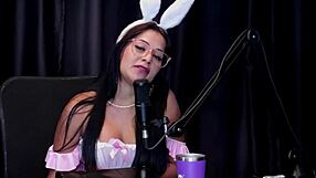 Morena safada enseña mamada, tetas y coño después de platicar de saliva incómoda - Alice Vasconcelos en especial Pascua roja sheer. Ve la escena completa.