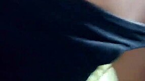 Hermana postiza joven me da mamada rápida en cuarto de padres