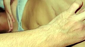 Amiga recibe una follada dura mientras viene su novio