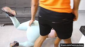 Bruna Ferraz, lepa brazilska Latina, preživlja čas s svojim osebnim trenerjem in kaže svoj osupljiv rit v priložnostnem srečanju