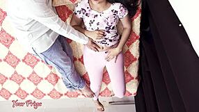 Jebal sem svojo saali trdo, dokler ni zastokala glasno in orgazmirala v desi mms