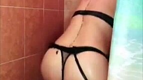 Zrela Latina uporablja dildo v prhi prvič