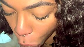 Dançarina famosinha dando gostoso pro MC na varanda do prédio enquanto passavam na rua